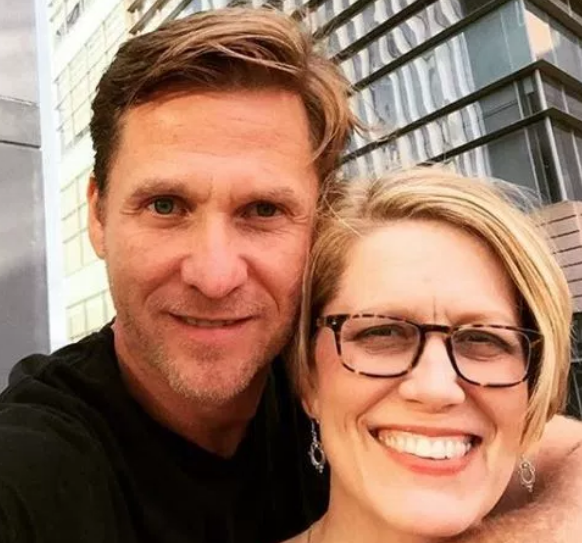 O femeie a împușcat-o mortal pe amanta soțului ei și apoi s-a sinucis