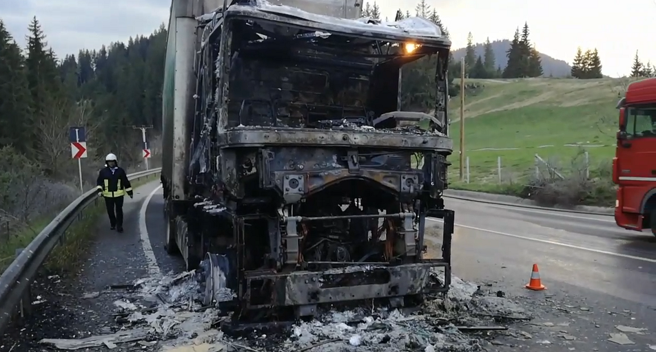 Un TIR cu azotat de amoniu a luat loc în mers. Şoferul a scăpat