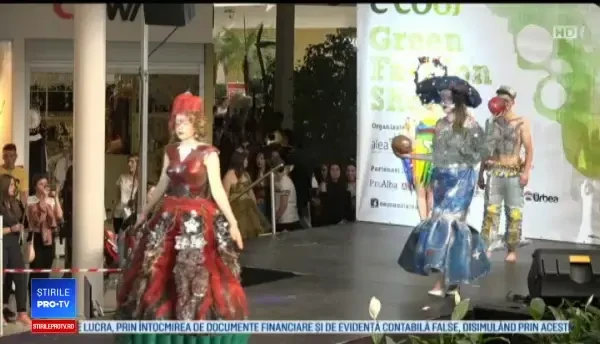 Parada inedită la Alba-Iulia. Zeci de elevi au croit ţinute din materiale reciclabile