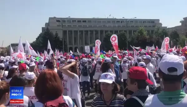 10.000 de angajati din sistemul sanitar protesteaza in Piata Victoriei