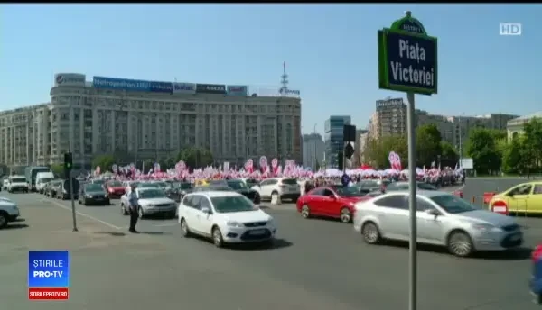 10.000 de angajaţi din sistemul sanitar protestează în Piaţa Victoriei. O ambulanță a intervenit