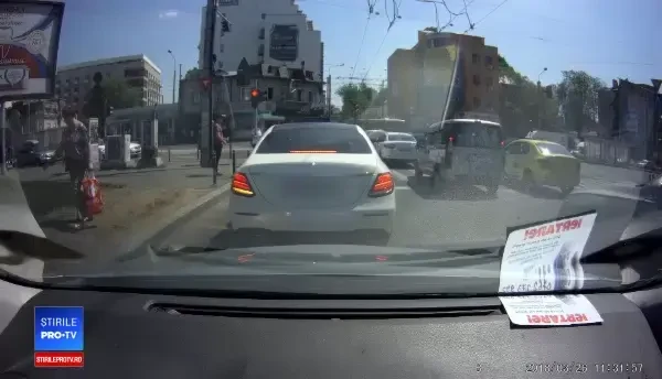 Imagini șocante în București: un șofer se dă jos și sparge geamul unui Logan