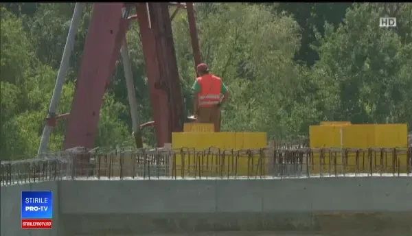 Drumul românilor spre Vest blochează autostrăzile din România. Un singur muncitor pe șantiere