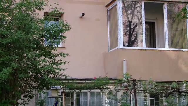 Copilul care a cazut de la 4 metri inaltime, pe acoperişul balconului de la parter, este bine