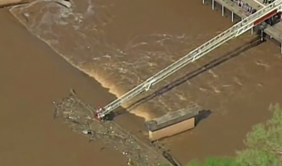 Tânăr salvat în ultima clipă după ce a rămas blocat cu caiacul pe un râu