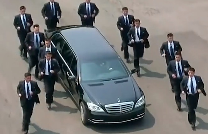 Kim Jong-un, dus cu limuzina înapoi în Coreea de Nord. 12 bodyguarzi au alergat pe lângă mașină. VIDEO
