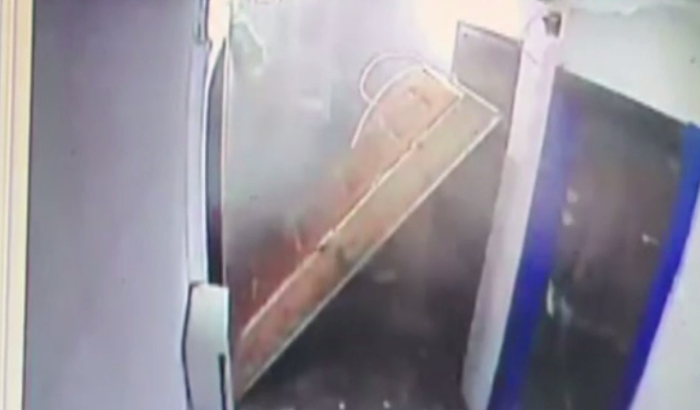 Explozie surprinsă de o cameră de supraveghere, într-un bloc din Suceava