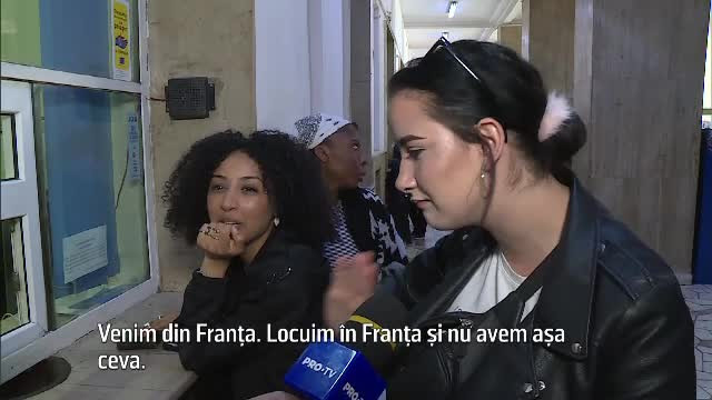 Două turiste din Franța, uimite că vor sta în picioare în trenul spre mare. Reacția CFR