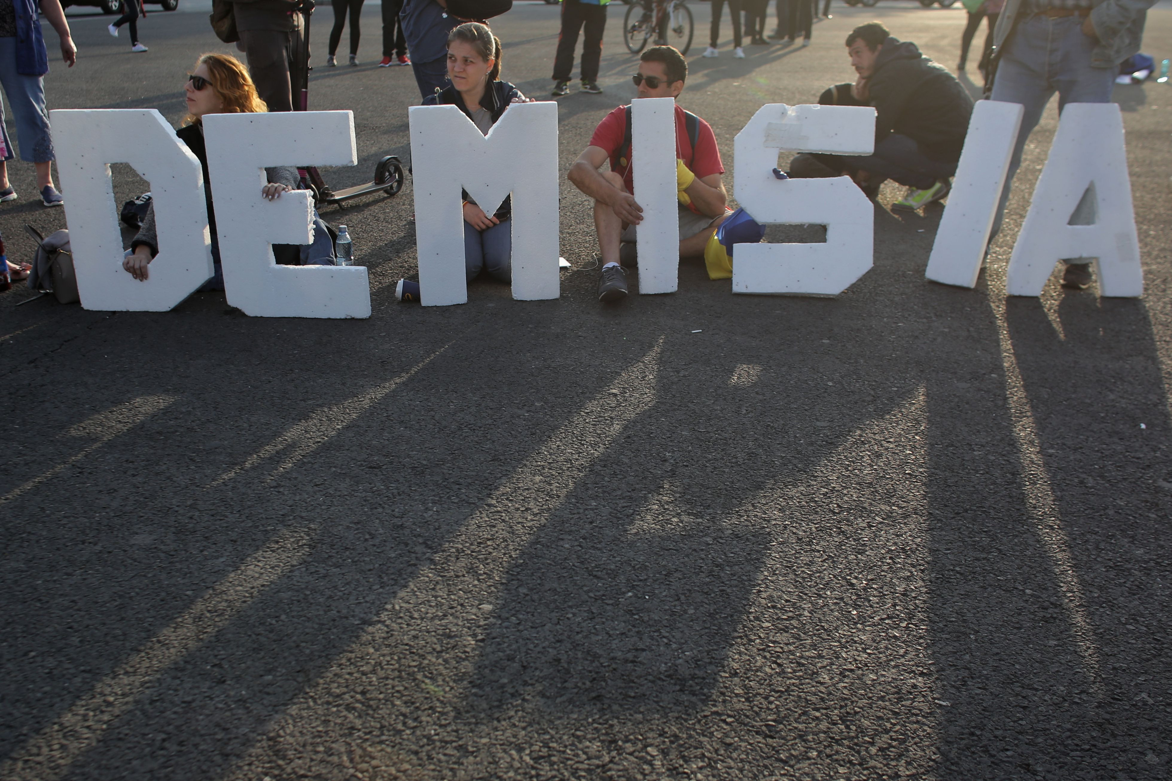 200 de persoane au protestat în Piața Victoriei și au cerut demisia premierului
