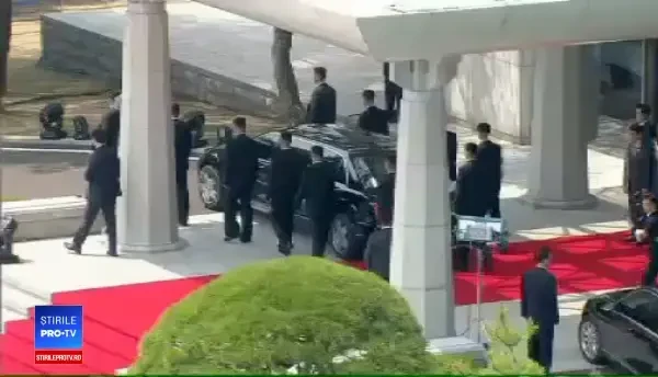 Kim Jong-un, dus cu limuzina înapoi în Coreea de Nord. 12 bodyguarzi au alergat pe lângă mașină