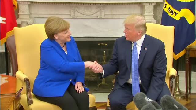 Merkel a fost primită de Trump cu strângeri călduroase de mâna şi sărutari pe obraz