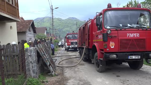 Mureș: O mamă și fiul ei au murit intoxicați cu fum în propria casă