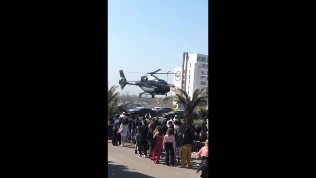 Ultima modă în cluburile de pe litoral este să vii la petrecere cu elicopterul. VIDEO