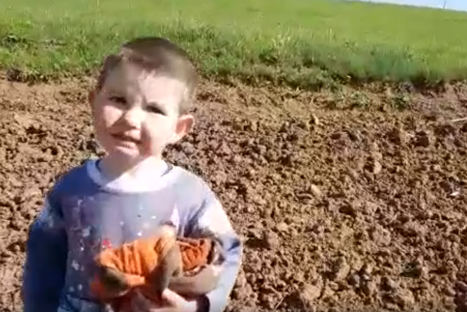 Voluntarul care a găsit copilul dispărut a izbucnit în lacrimi. ”Alex, ești în siguranță”