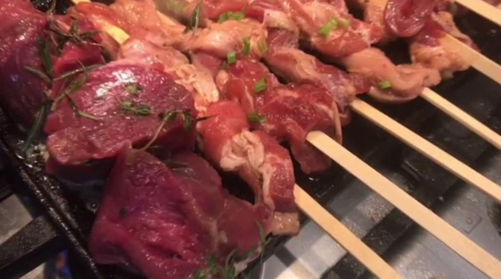 Sfaturi pentru un grătar delicios de 1 Mai. Chef Hădean ne spune cum să pregătim carnea