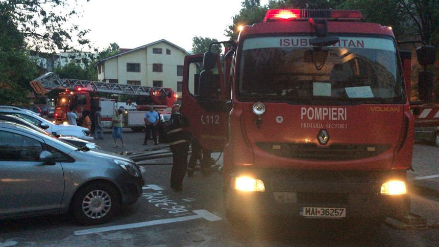 Incendiu într-un bloc cu 10 etaje din Bucureşti: cinci adulţi şi doi copii, transportaţi la spital