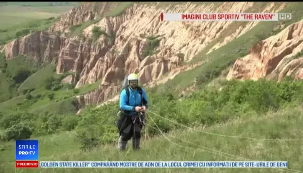 Aventură cu parapanta în Micul canion al României. Are o vechime de 60 de milioane de ani