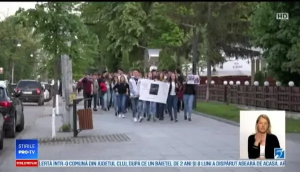 Marș împotriva violenței, în urma crimei șocante din Botoșani. ”De ce să ni se întâmple asta?”