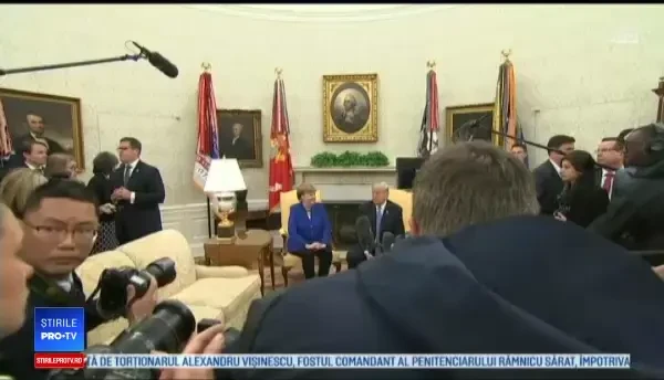 Merkel a fost primită de Trump cu strângeri călduroase de mâna şi sărutari pe obraz