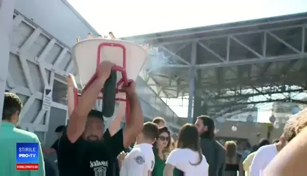 Momentul în care ospătarii duc o roabă cu vin la o masă, într-un club din Mamaia