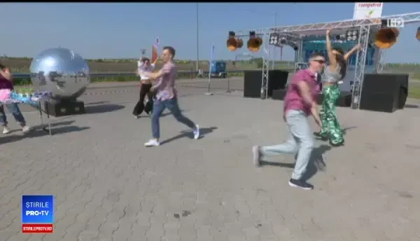 Petrecere în aer liber în drum spre mare, pe autostradă. E vacanţă, e soare