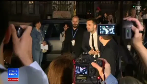 Sebastian Stan, asaltat de fani la București. Mâncărurile pe care le dorește în România