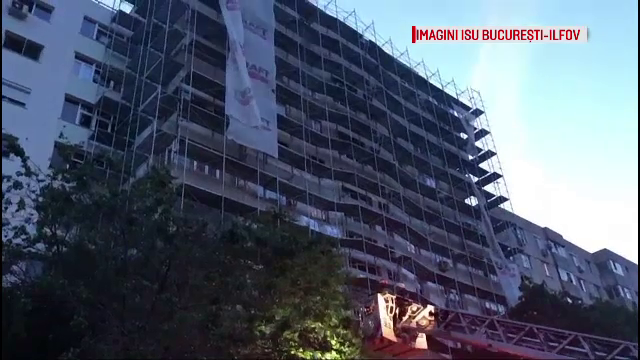 Incendiu într-un bloc din Capitală. Locatarii s-au salvat coborând pe schele