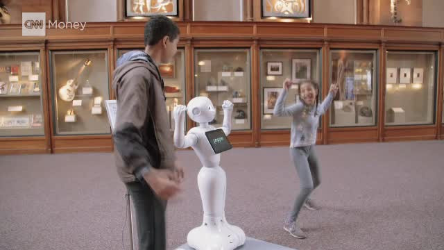 Un celebru complex de muzee folosește roboți pe post de ghid. Oamenii își fac poze cu ei