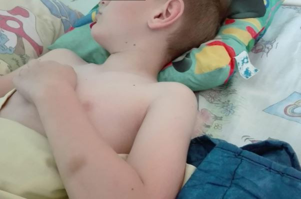 Copil rănit grav în Cluj după ce o cruce a căzut pe el într-un cimitir