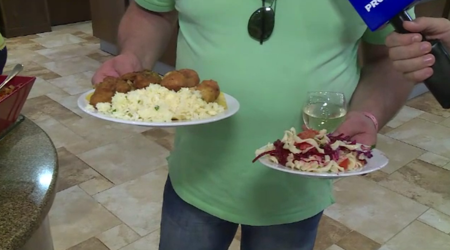 Românii profită din plin de ofertele all-inclusive din Bulgaria. ”Ar mânca de toate”