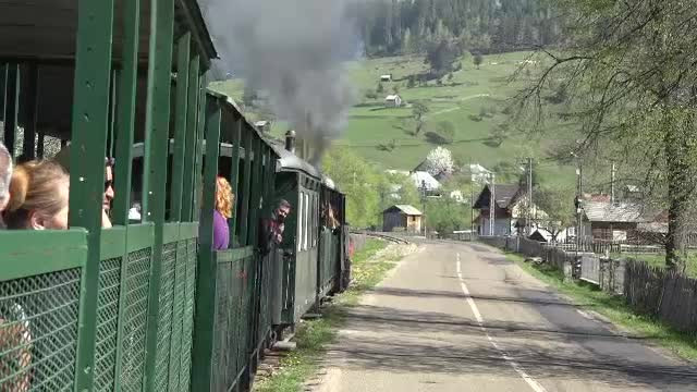 Clipe de coşmar pentru turişti care mergeau cu Mocăniţa. Un localnic băut i-a atacat