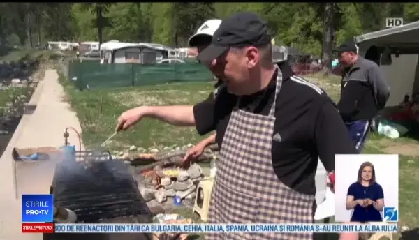 Românii care nu au ales marea au încins petrecerile în jurul grătarelor, la munte