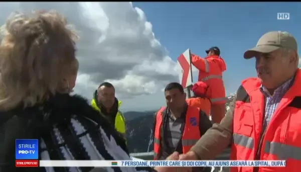 Surpriza de care au avut parte drumarii de pe Transalpina, unde nămeții au și acum 3 metri