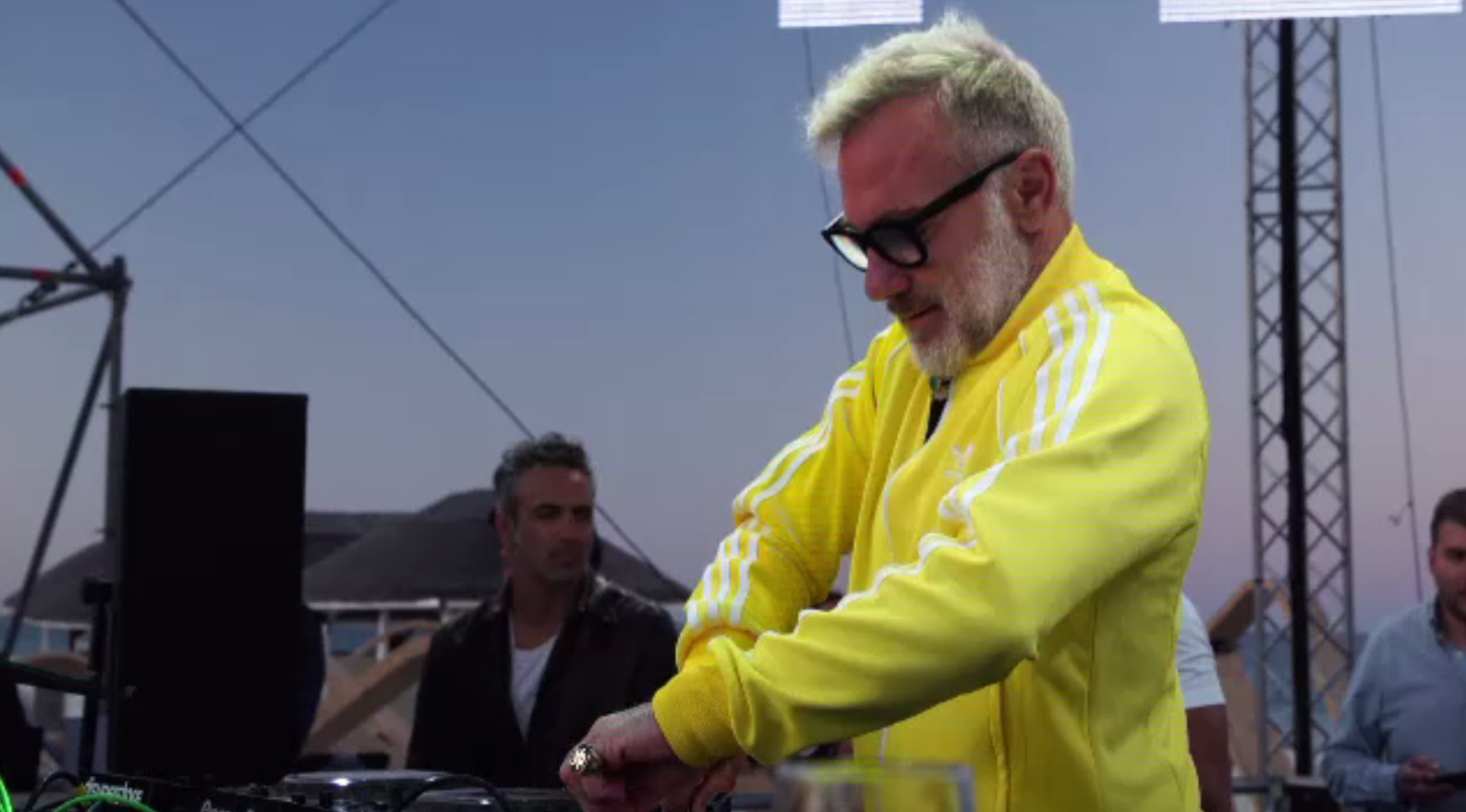Un DJ a mixat 25 de ore la Mamaia. Ce spune Ilie Năstase despre petrecerile de la mare