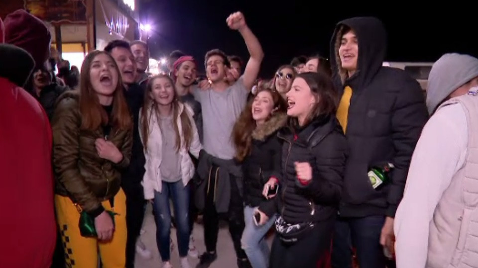 Plaja s-a transformat într-un uriaș ring de dans, în Vama Veche. Un tânăr nu a mai dormit de 3 zile