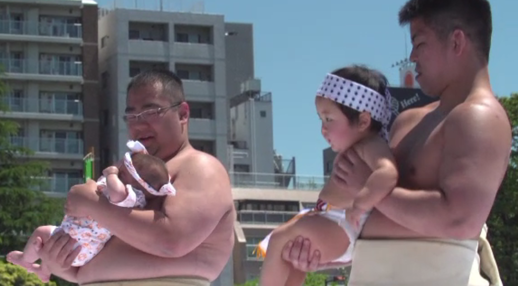 Mamele din Japonia plătesc 140 de dolari pentru ca luptătorii de sumo să le facă copiii să plângă