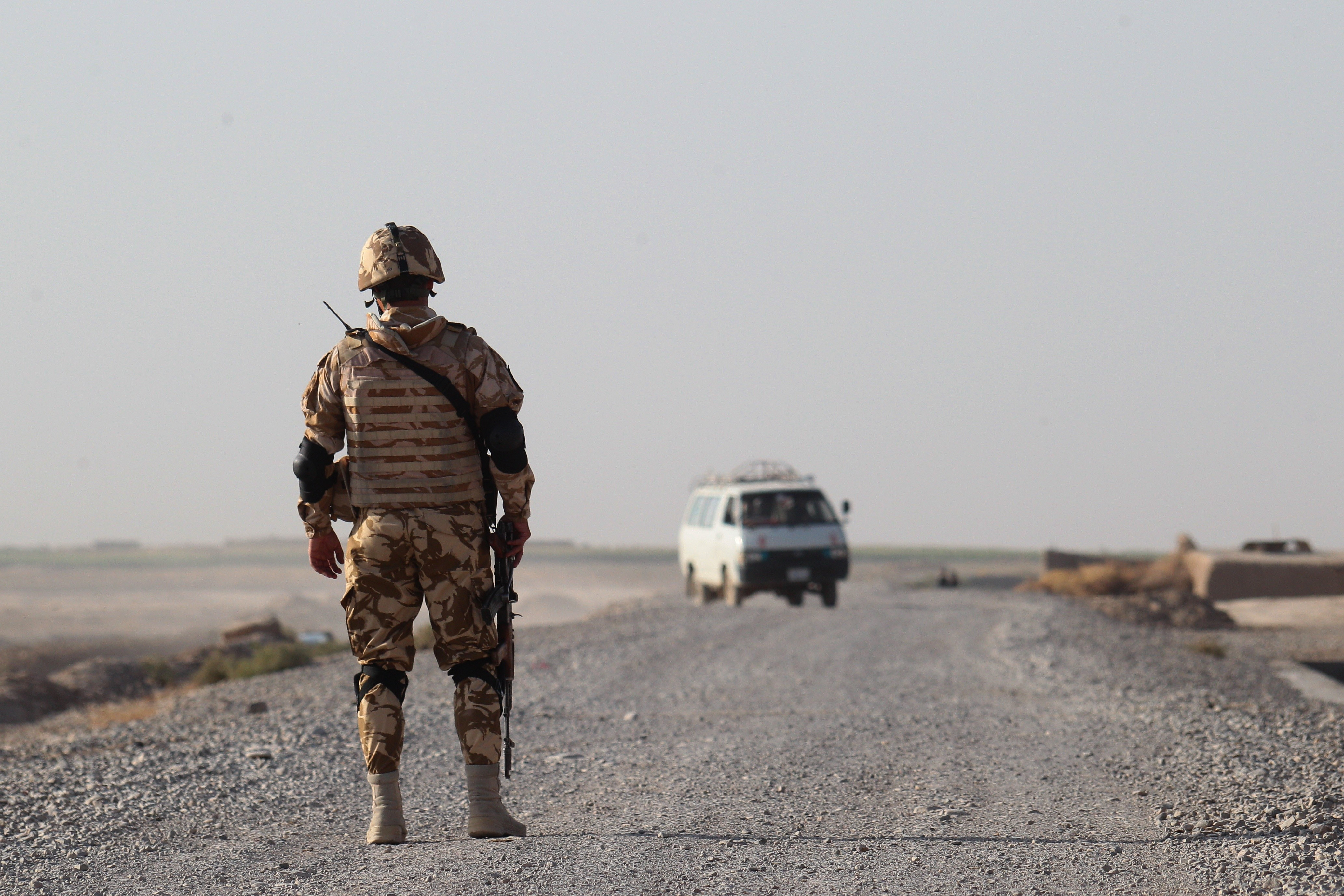 Opt soldați români, răniți într-un atentat sinucigaș în Afganistan. Au fost ținta unui autovehicul capcană