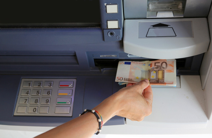 Un bărbat din Timișoara care a găsit 6000 de euro într-un bancomat este căutat de poliție