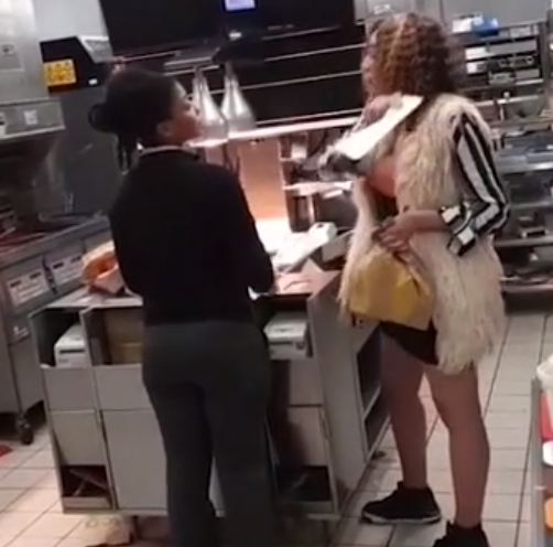 Momentul în care o angajată McDonald's lovește o clientă cu pumnul. VIDEO