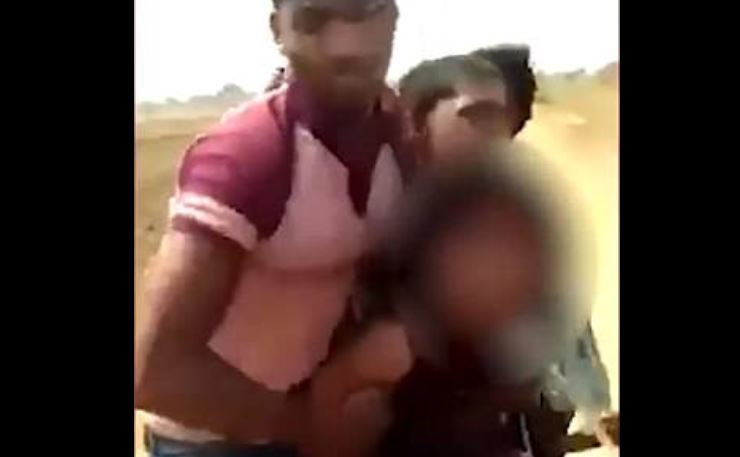 Adolescentă molestată de 8 bărbați în mijlocul zilei. Nimeni nu a intervenit