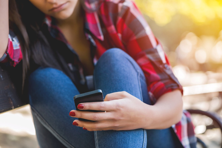 O fată de 15 ani s-a sinucis după ce părinții i-ar fi luat telefonul