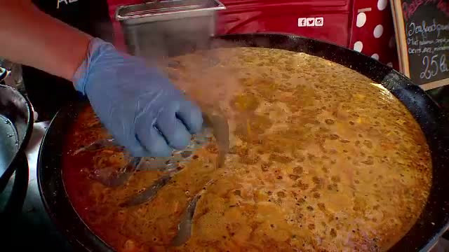 Mâncarea ”anti-mahmureală”, cea mai căutată în Vama Veche. Cât costă ”supa bețivului”