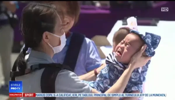 Mamele din Japonia plătesc 140 de dolari pentru ca luptătorii de sumo să le facă copiii să plângă