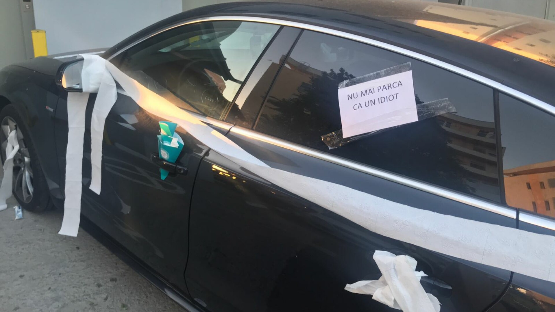 Mașinile parcate neregulamentar de la malul mării, acoperite cu hârtie igienică de nemulțumiți