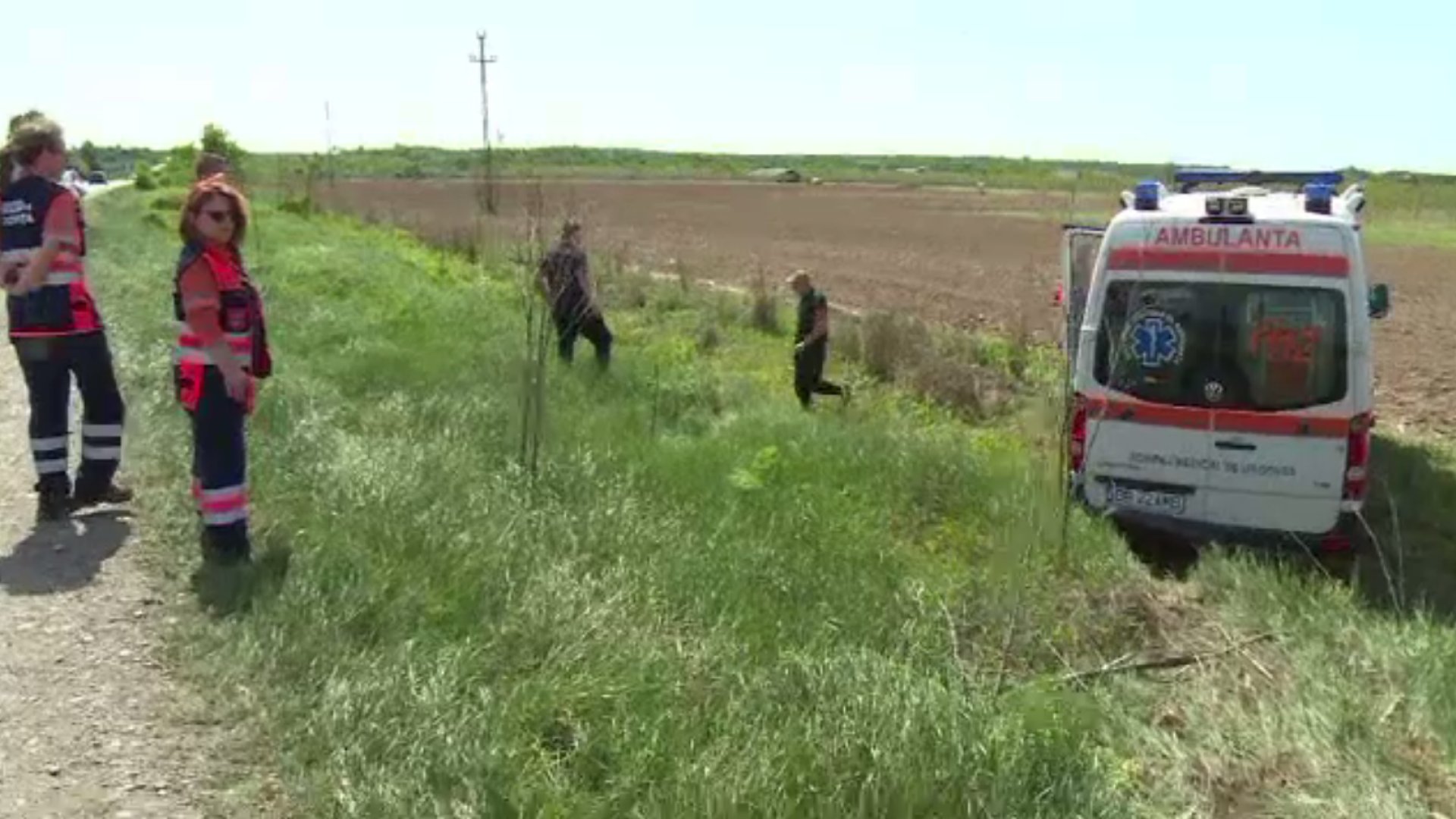 O ambulanță aflată în misiune a ajuns în șant, în urma unei șicanări în trafic