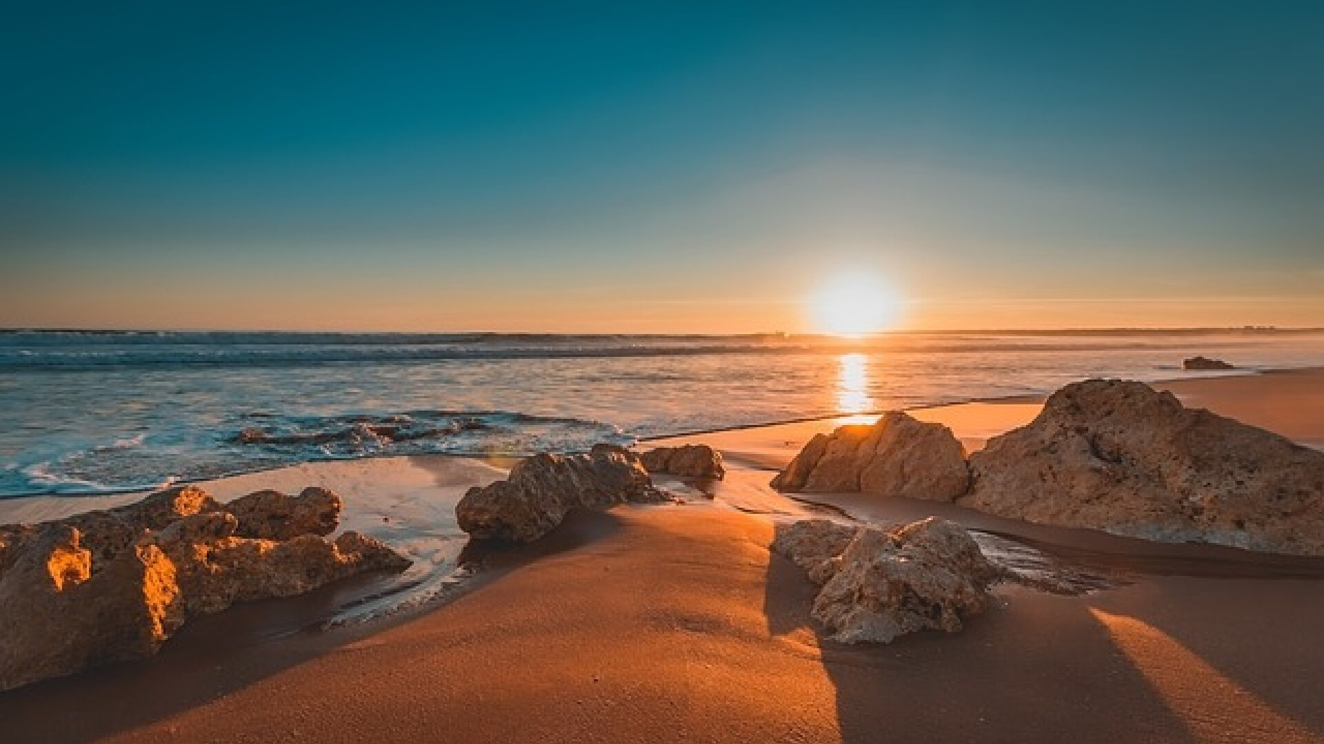 Când se încheie sezonul la mare în 2025. În ce stațiuni să mergi în extrasezon în România sau în străinătate