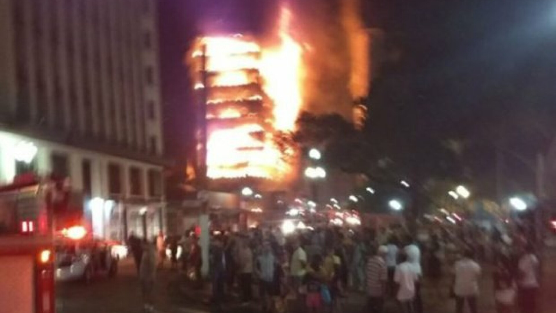 Momentul șocant în care un zgârie-nori se prăbușește în urma unui incendiu. VIDEO