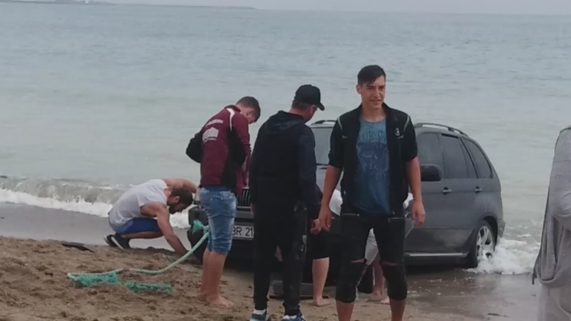 Un șofer a rămas cu mașina blocată pe plaja din Vama Veche. VIDEO