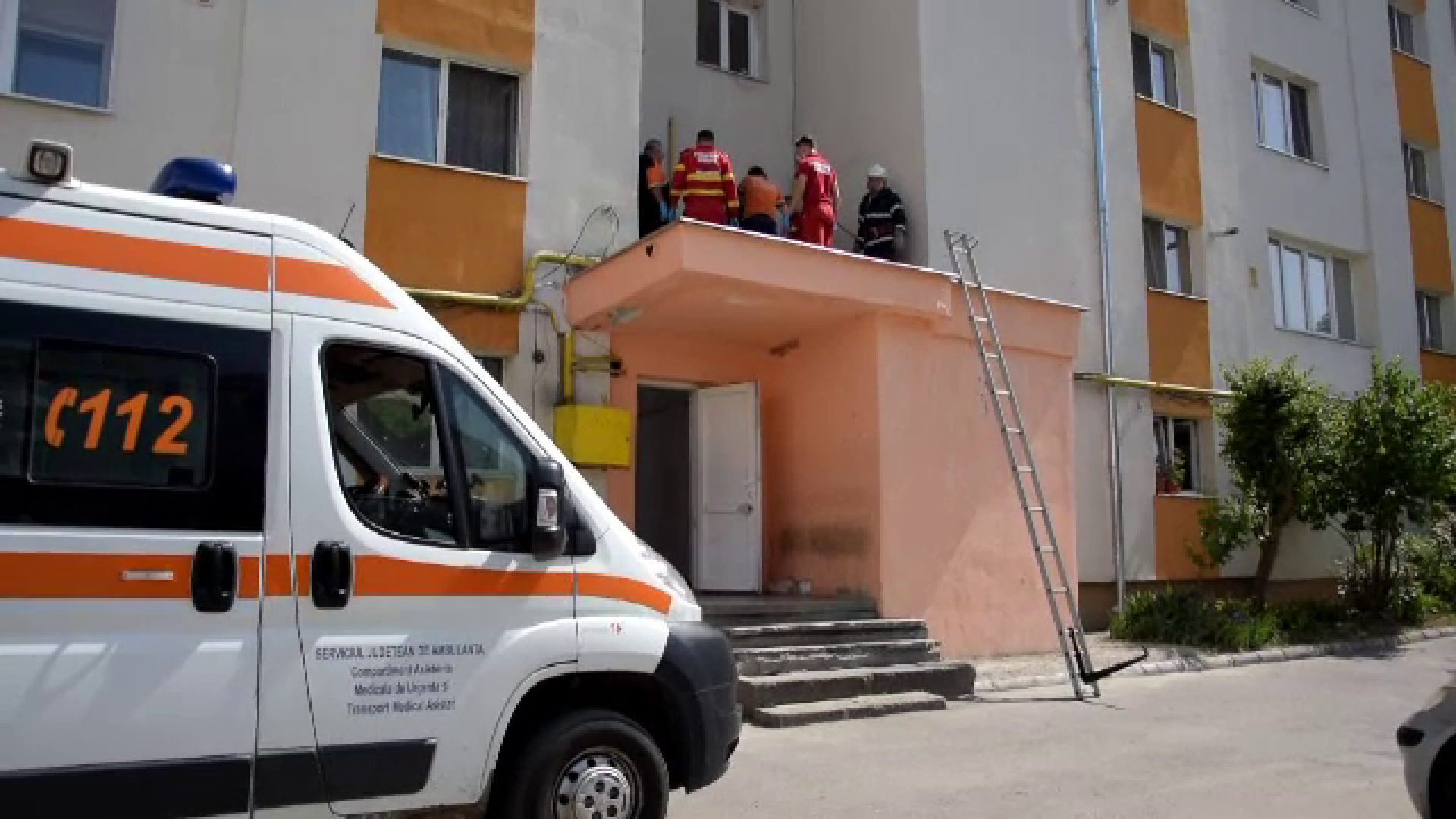 Bărbat din Bistrița, găsit mort în fața unui bloc cu 10 etaje