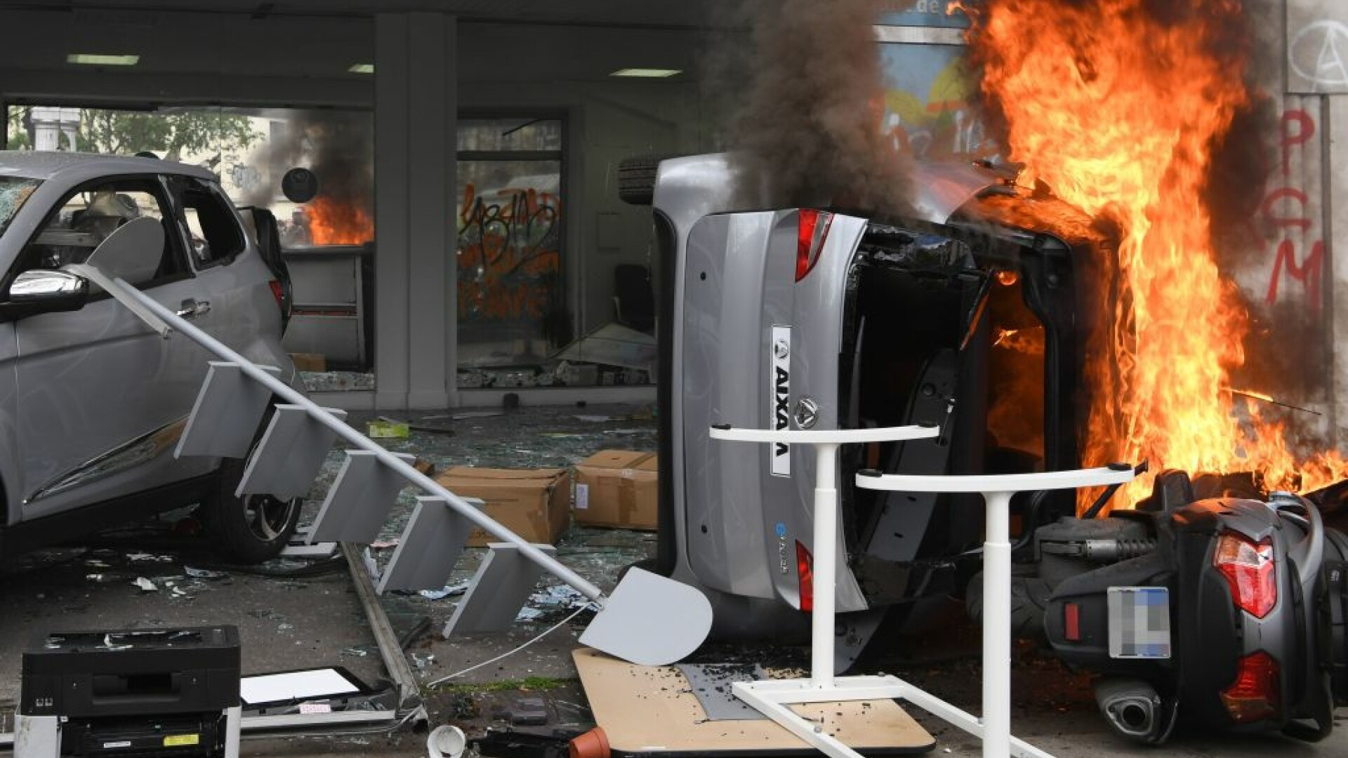 Incidente violente în Paris în timpul demonstrațiilor de 1 Mai. FOTO și VIDEO